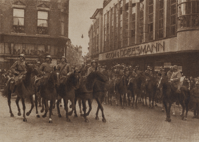 300451 Afbeelding van het defilé van het regiment Veldartillerie voor de autoriteiten op het bordes van het Stadhuis ...